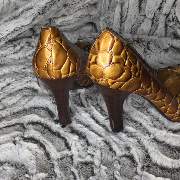 Heels - Picture 2 of 2